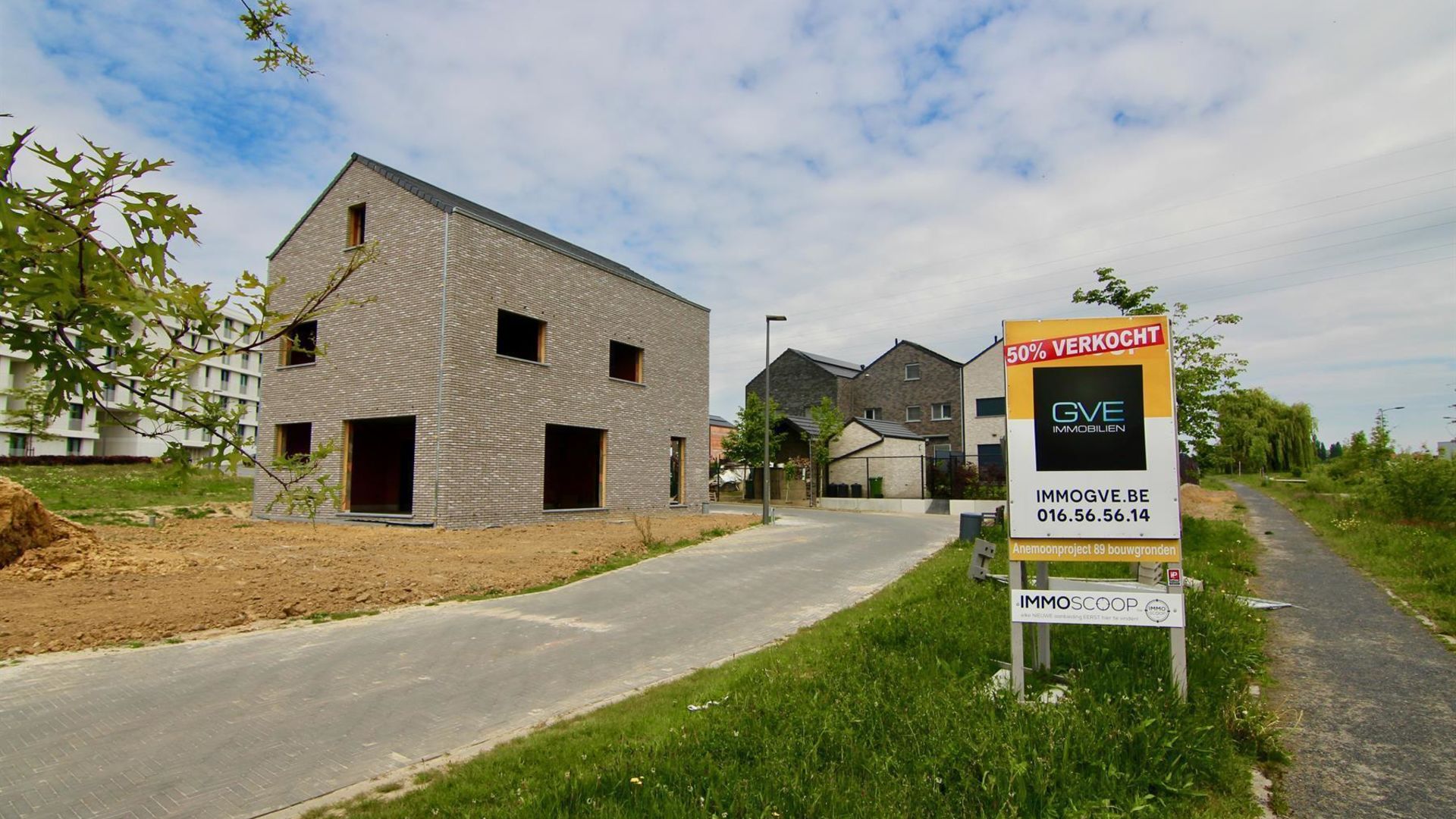 Bouwgronden (42x) voor woningen in een autoluwe verkaveling.

Kenmerken:
- Bouwgronden voor halfopen en gesloten bebouwing.
- Prijzen vanaf 67.500 EUR.
- Maximaal twee bouwlagen + zolder.
- Bouwafmetingen: minimaal 8x8 - maximaal 8x14.
- Geen bouwverplich