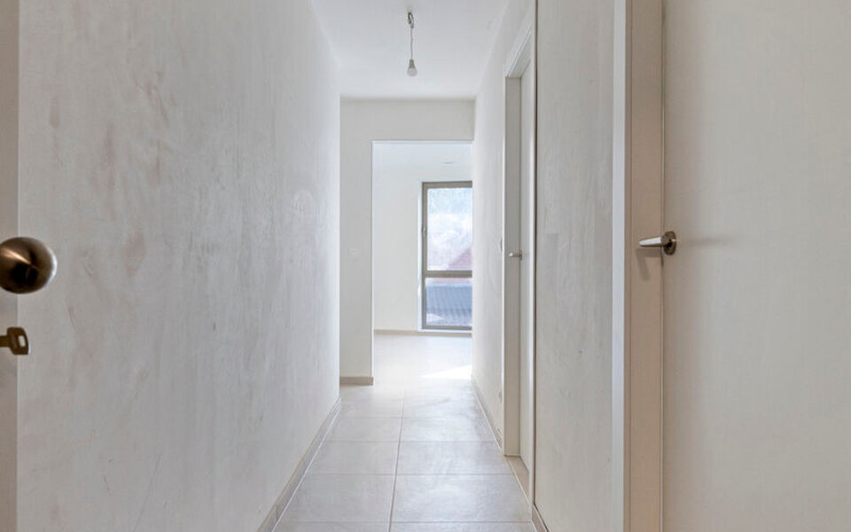 Op zoek naar een ruim appartement met twee slaapkamers, royale buitenruimtes en een uitstekende bereikbaarheid? Dan is dit recente appartement aan de Leuvensesteenweg 209 in Aarschot zeker een bezoek waard.

Het appartement bevindt zich op de eerste verdi