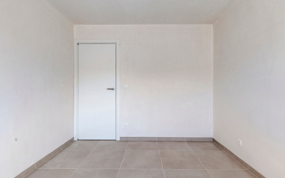 Op zoek naar een ruim appartement met twee slaapkamers, royale buitenruimtes en een uitstekende bereikbaarheid? Dan is dit recente appartement aan de Leuvensesteenweg 209 in Aarschot zeker een bezoek waard.

Het appartement bevindt zich op de eerste verdi