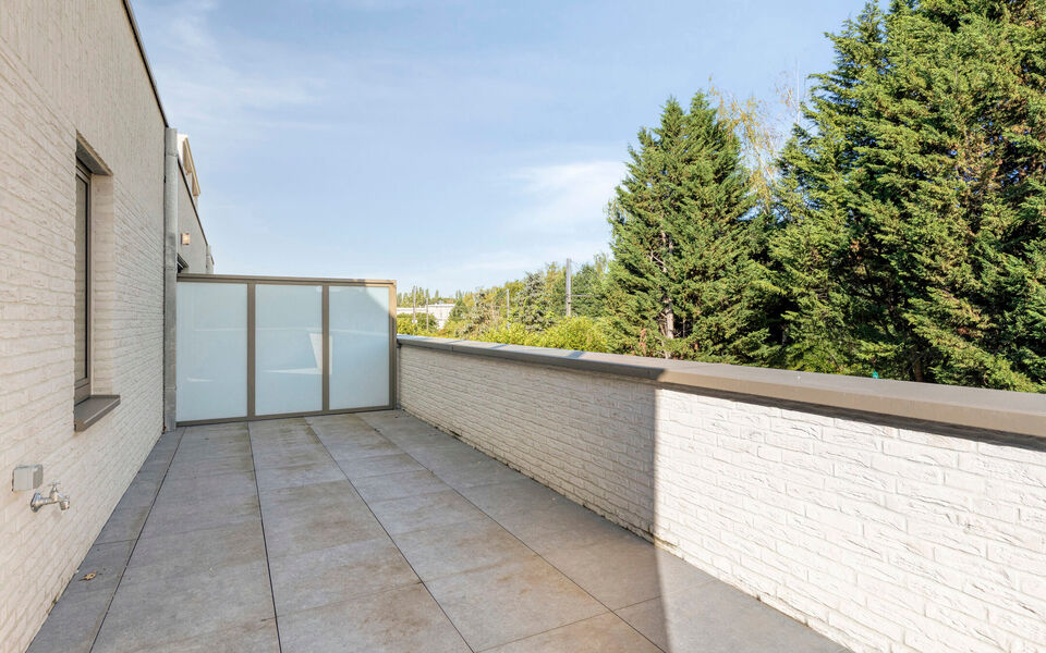 Op zoek naar een ruim appartement met twee slaapkamers, royale buitenruimtes en een uitstekende bereikbaarheid? Dan is dit recente appartement aan de Leuvensesteenweg 209 in Aarschot zeker een bezoek waard.

Het appartement bevindt zich op de eerste verdi