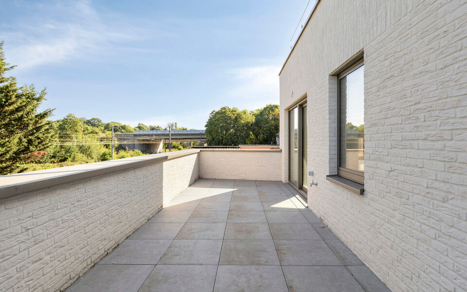Op zoek naar een ruim appartement met twee slaapkamers, royale buitenruimtes en een uitstekende bereikbaarheid? Dan is dit recente appartement aan de Leuvensesteenweg 209 in Aarschot zeker een bezoek waard.

Het appartement bevindt zich op de eerste verdi