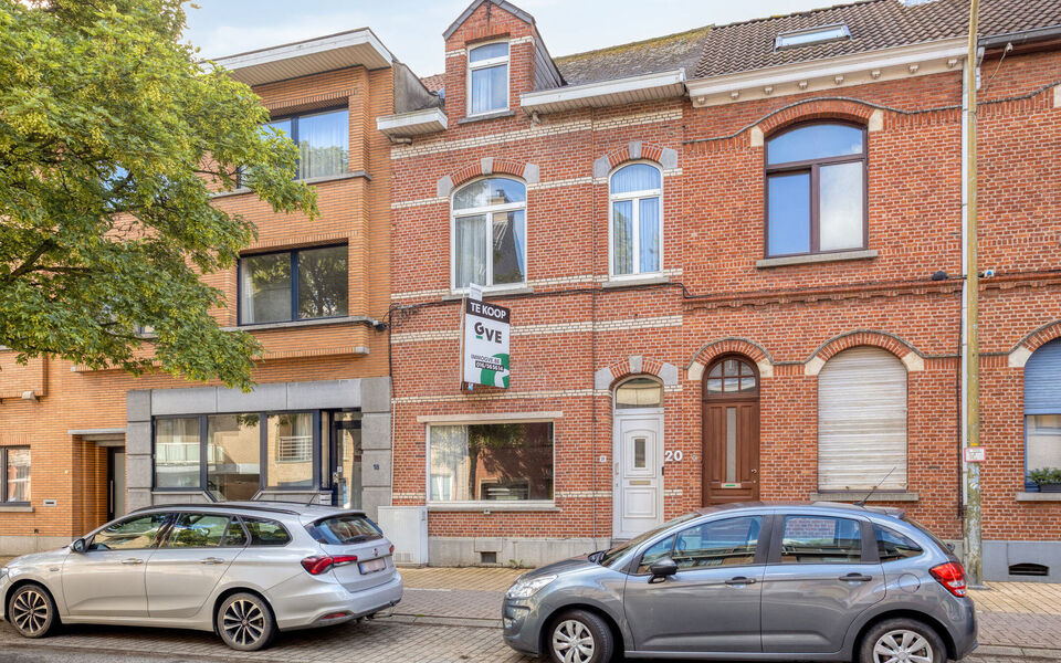 Te renoveren woning met veel potentieel op topligging in Aarschot
Op zoek naar een woning met karakter én tal van mogelijkheden? Dan is deze gezinswoning op de Leuvensesteenweg 20 te Aarschot absoluut een bezoek waard!
Deze woning is centraal gelegen, op