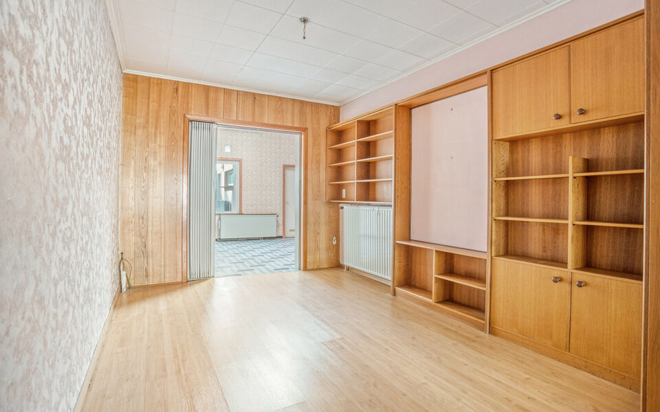 Te renoveren woning met veel potentieel op topligging in Aarschot
Op zoek naar een woning met karakter én tal van mogelijkheden? Dan is deze gezinswoning op de Leuvensesteenweg 20 te Aarschot absoluut een bezoek waard!
Deze woning is centraal gelegen, op