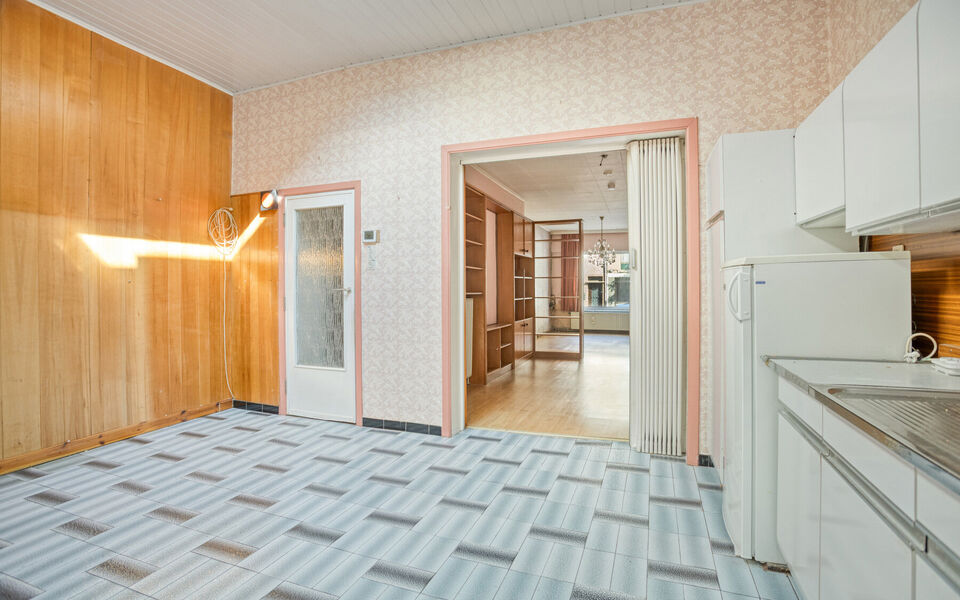 Te renoveren woning met veel potentieel op topligging in Aarschot
Op zoek naar een woning met karakter én tal van mogelijkheden? Dan is deze gezinswoning op de Leuvensesteenweg 20 te Aarschot absoluut een bezoek waard!
Deze woning is centraal gelegen, op