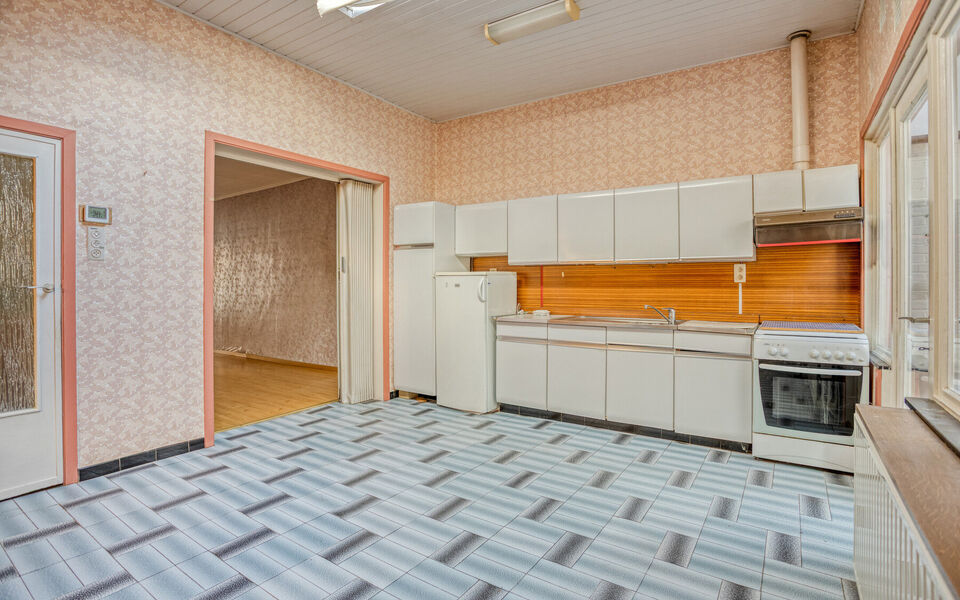 Te renoveren woning met veel potentieel op topligging in Aarschot
Op zoek naar een woning met karakter én tal van mogelijkheden? Dan is deze gezinswoning op de Leuvensesteenweg 20 te Aarschot absoluut een bezoek waard!
Deze woning is centraal gelegen, op