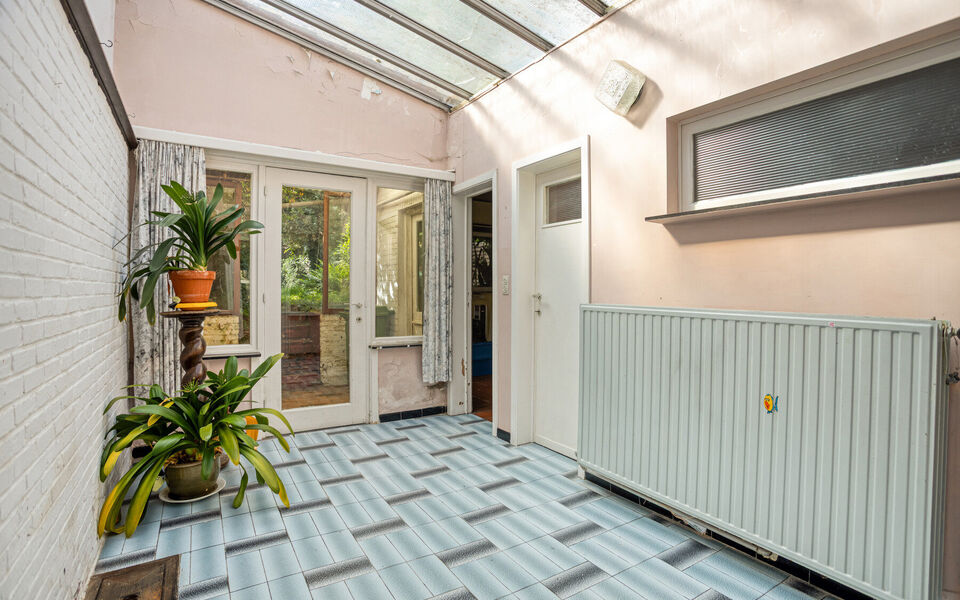 Te renoveren woning met veel potentieel op topligging in Aarschot
Op zoek naar een woning met karakter én tal van mogelijkheden? Dan is deze gezinswoning op de Leuvensesteenweg 20 te Aarschot absoluut een bezoek waard!
Deze woning is centraal gelegen, op