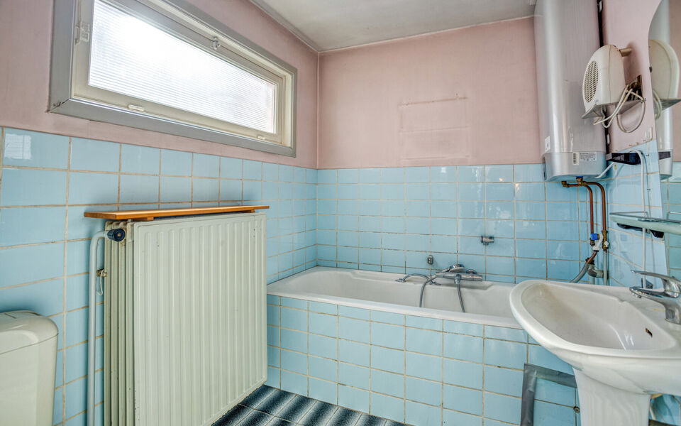 Te renoveren woning met veel potentieel op topligging in Aarschot
Op zoek naar een woning met karakter én tal van mogelijkheden? Dan is deze gezinswoning op de Leuvensesteenweg 20 te Aarschot absoluut een bezoek waard!
Deze woning is centraal gelegen, op