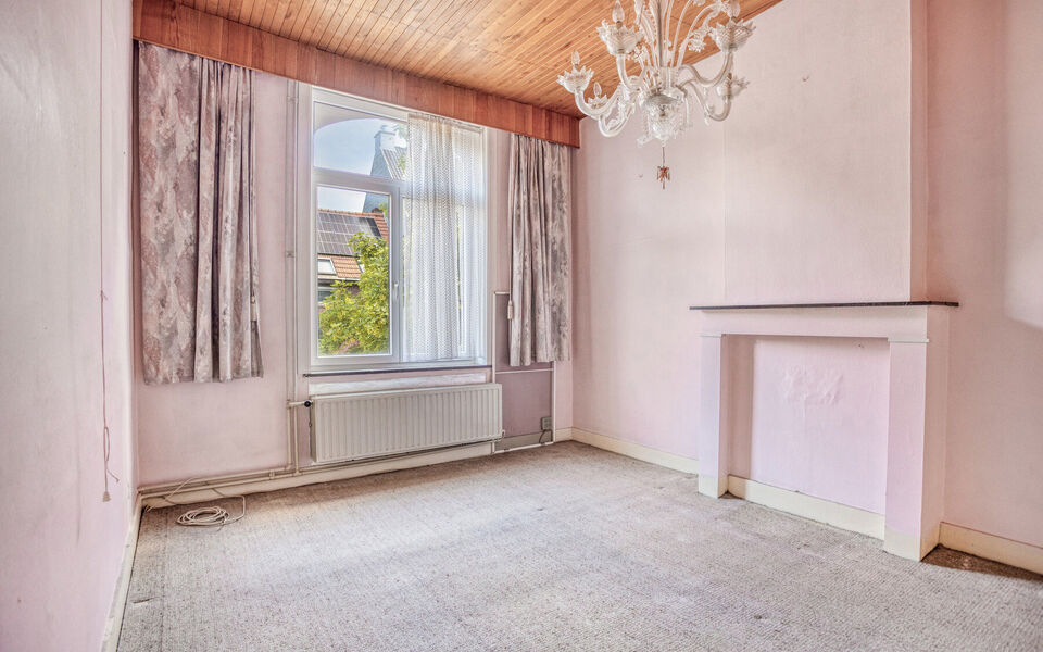 Te renoveren woning met veel potentieel op topligging in Aarschot
Op zoek naar een woning met karakter én tal van mogelijkheden? Dan is deze gezinswoning op de Leuvensesteenweg 20 te Aarschot absoluut een bezoek waard!
Deze woning is centraal gelegen, op
