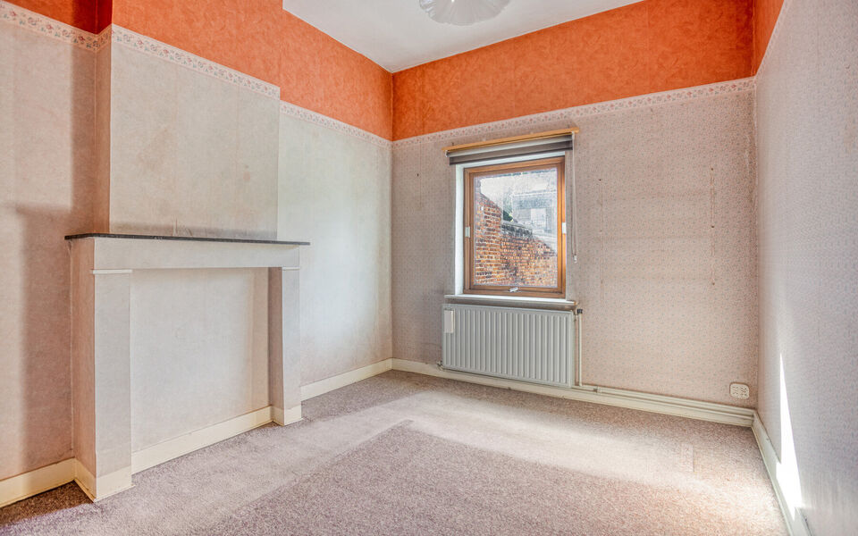 Te renoveren woning met veel potentieel op topligging in Aarschot
Op zoek naar een woning met karakter én tal van mogelijkheden? Dan is deze gezinswoning op de Leuvensesteenweg 20 te Aarschot absoluut een bezoek waard!
Deze woning is centraal gelegen, op