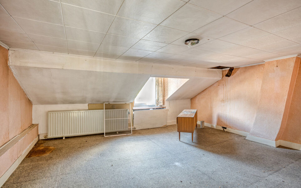 Te renoveren woning met veel potentieel op topligging in Aarschot
Op zoek naar een woning met karakter én tal van mogelijkheden? Dan is deze gezinswoning op de Leuvensesteenweg 20 te Aarschot absoluut een bezoek waard!
Deze woning is centraal gelegen, op