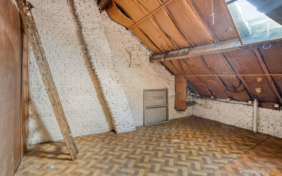Te renoveren woning met veel potentieel op topligging in Aarschot
Op zoek naar een woning met karakter én tal van mogelijkheden? Dan is deze gezinswoning op de Leuvensesteenweg 20 te Aarschot absoluut een bezoek waard!
Deze woning is centraal gelegen, op