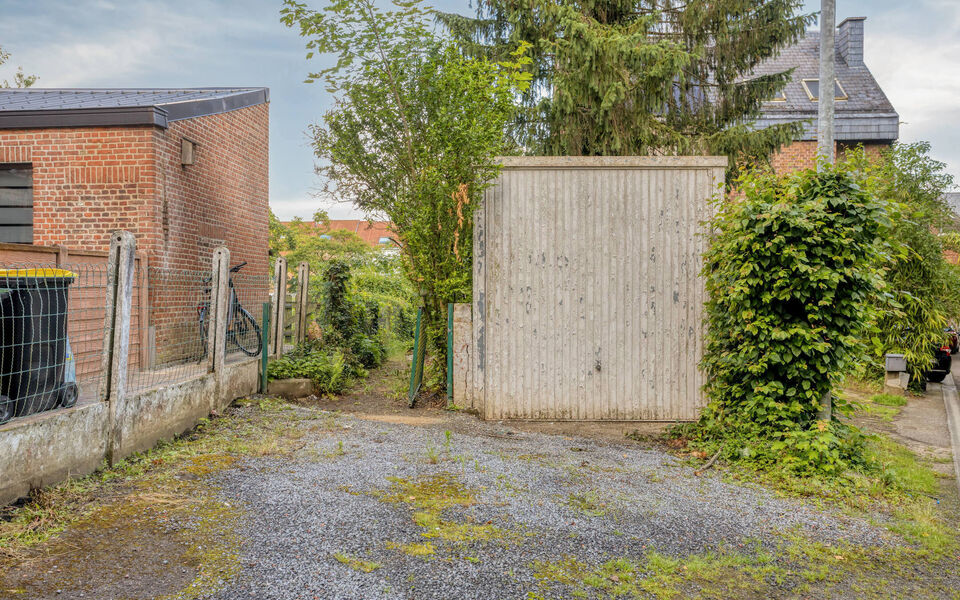 Te renoveren woning met veel potentieel op topligging in Aarschot
Op zoek naar een woning met karakter én tal van mogelijkheden? Dan is deze gezinswoning op de Leuvensesteenweg 20 te Aarschot absoluut een bezoek waard!
Deze woning is centraal gelegen, op