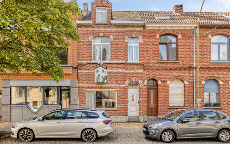Te renoveren woning met veel potentieel op topligging in Aarschot
Op zoek naar een woning met karakter én tal van mogelijkheden? Dan is deze gezinswoning op de Leuvensesteenweg 20 te Aarschot absoluut een bezoek waard!
Deze woning is centraal gelegen, op