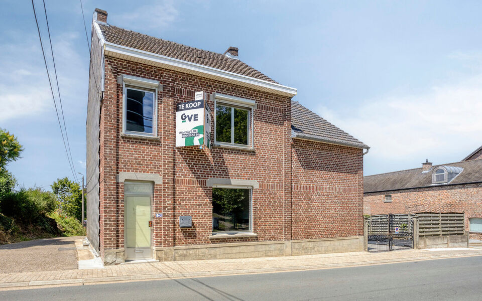 Ben je op zoek naar een woning met karakter &eacute;n mogelijkheden?
Dan is deze open bebouwing in het landelijke Kortenaken absoluut het ontdekken waard.

Deze charmante woning (ca. 214 m&sup2;), oorspronkelijk gebouwd rond 1907 en nadien stapsgewijs gerenoveerd, 