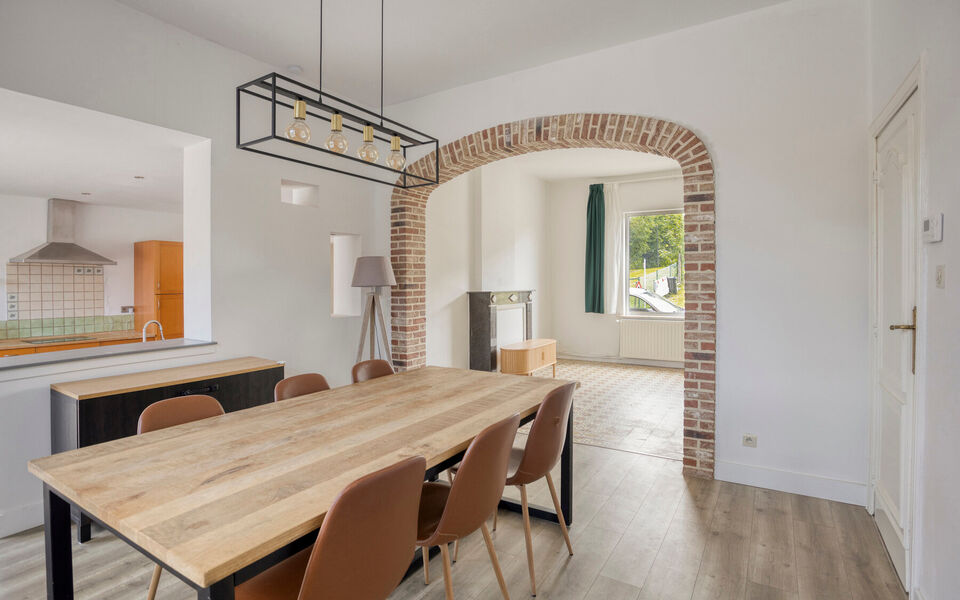 Ben je op zoek naar een woning met karakter &eacute;n mogelijkheden?
Dan is deze open bebouwing in het landelijke Kortenaken absoluut het ontdekken waard.

Deze charmante woning (ca. 214 m&sup2;), oorspronkelijk gebouwd rond 1907 en nadien stapsgewijs gerenoveerd, 