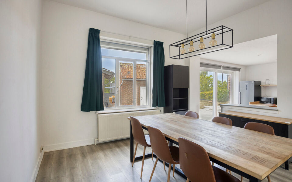 Ben je op zoek naar een woning met karakter &eacute;n mogelijkheden?
Dan is deze open bebouwing in het landelijke Kortenaken absoluut het ontdekken waard.

Deze charmante woning (ca. 214 m&sup2;), oorspronkelijk gebouwd rond 1907 en nadien stapsgewijs gerenoveerd, 