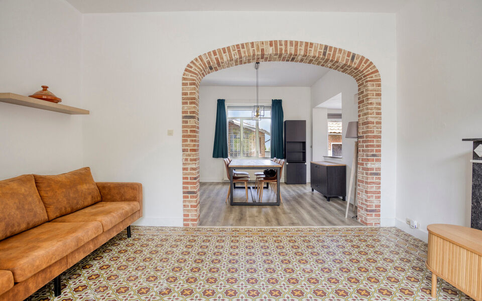 Ben je op zoek naar een woning met karakter &eacute;n mogelijkheden?
Dan is deze open bebouwing in het landelijke Kortenaken absoluut het ontdekken waard.

Deze charmante woning (ca. 214 m&sup2;), oorspronkelijk gebouwd rond 1907 en nadien stapsgewijs gerenoveerd, 