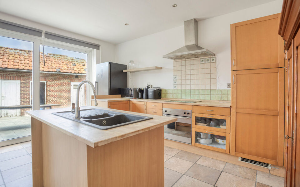 Ben je op zoek naar een woning met karakter &eacute;n mogelijkheden?
Dan is deze open bebouwing in het landelijke Kortenaken absoluut het ontdekken waard.

Deze charmante woning (ca. 214 m&sup2;), oorspronkelijk gebouwd rond 1907 en nadien stapsgewijs gerenoveerd, 