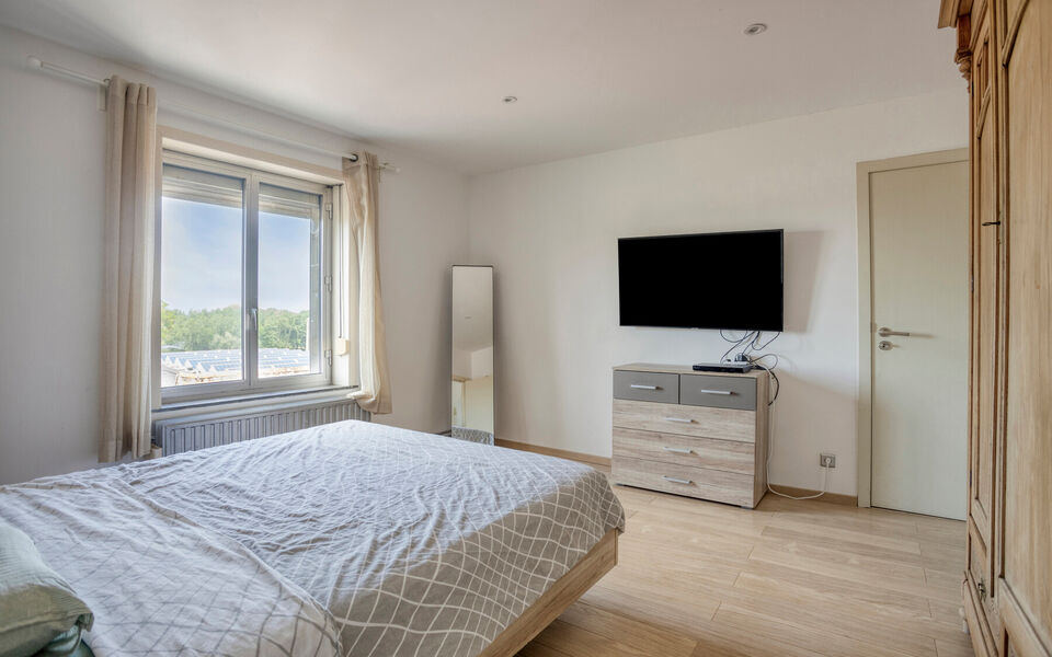 Ben je op zoek naar een woning met karakter &eacute;n mogelijkheden?
Dan is deze open bebouwing in het landelijke Kortenaken absoluut het ontdekken waard.

Deze charmante woning (ca. 214 m&sup2;), oorspronkelijk gebouwd rond 1907 en nadien stapsgewijs gerenoveerd, 