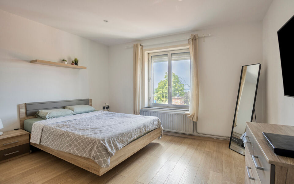Ben je op zoek naar een woning met karakter &eacute;n mogelijkheden?
Dan is deze open bebouwing in het landelijke Kortenaken absoluut het ontdekken waard.

Deze charmante woning (ca. 214 m&sup2;), oorspronkelijk gebouwd rond 1907 en nadien stapsgewijs gerenoveerd, 