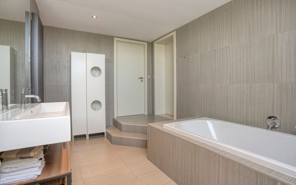 Ben je op zoek naar een woning met karakter &eacute;n mogelijkheden?
Dan is deze open bebouwing in het landelijke Kortenaken absoluut het ontdekken waard.

Deze charmante woning (ca. 214 m&sup2;), oorspronkelijk gebouwd rond 1907 en nadien stapsgewijs gerenoveerd, 
