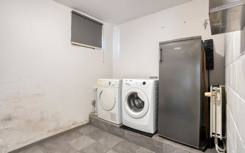 Ben je op zoek naar een woning met karakter &eacute;n mogelijkheden?
Dan is deze open bebouwing in het landelijke Kortenaken absoluut het ontdekken waard.

Deze charmante woning (ca. 214 m&sup2;), oorspronkelijk gebouwd rond 1907 en nadien stapsgewijs gerenoveerd, 