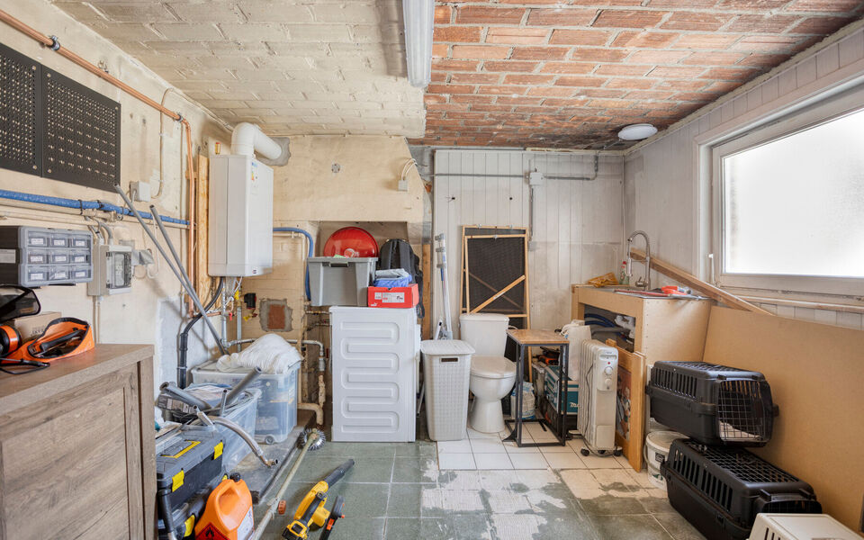 Ben je op zoek naar een woning met karakter &eacute;n mogelijkheden?
Dan is deze open bebouwing in het landelijke Kortenaken absoluut het ontdekken waard.

Deze charmante woning (ca. 214 m&sup2;), oorspronkelijk gebouwd rond 1907 en nadien stapsgewijs gerenoveerd, 