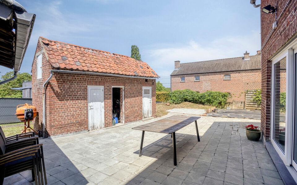 Ben je op zoek naar een woning met karakter &eacute;n mogelijkheden?
Dan is deze open bebouwing in het landelijke Kortenaken absoluut het ontdekken waard.

Deze charmante woning (ca. 214 m&sup2;), oorspronkelijk gebouwd rond 1907 en nadien stapsgewijs gerenoveerd, 