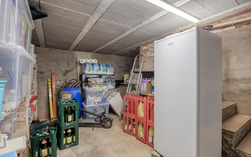 Ruime woning met loods van 140 m&sup2; in Rillaar &ndash; ideaal voor zelfstandigen
Op zoek naar een eigendom waar wonen en werken perfect gecombineerd worden?&nbsp;
Deze recent gerenoveerde woning met verzorgde loods in Rillaar biedt ruimte, comfort en tal van mogel