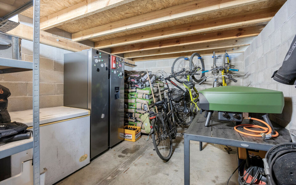 Ruime woning met loods van 140 m&sup2; in Rillaar &ndash; ideaal voor zelfstandigen
Op zoek naar een eigendom waar wonen en werken perfect gecombineerd worden?&nbsp;
Deze recent gerenoveerde woning met verzorgde loods in Rillaar biedt ruimte, comfort en tal van mogel