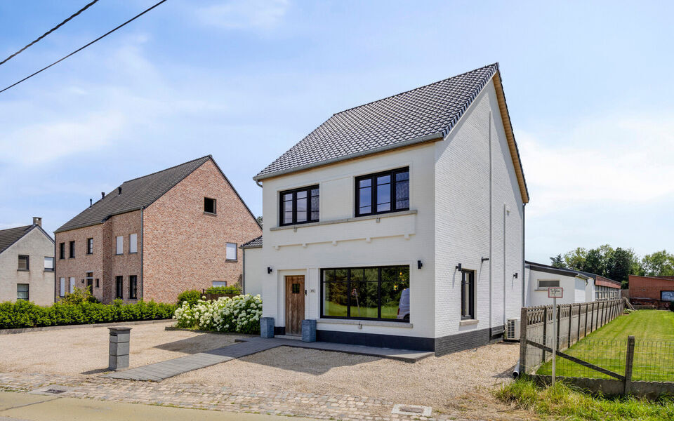 Ruime woning met loods van 140 m&sup2; in Rillaar &ndash; ideaal voor zelfstandigen
Op zoek naar een eigendom waar wonen en werken perfect gecombineerd worden?&nbsp;
Deze recent gerenoveerde woning met verzorgde loods in Rillaar biedt ruimte, comfort en tal van mogel