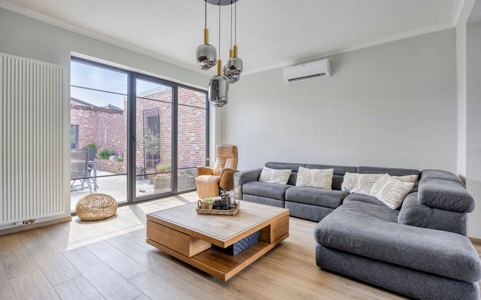 Ruime woning met loods van 140 m&sup2; in Rillaar &ndash; ideaal voor zelfstandigen
Op zoek naar een eigendom waar wonen en werken perfect gecombineerd worden?&nbsp;
Deze recent gerenoveerde woning met verzorgde loods in Rillaar biedt ruimte, comfort en tal van mogel