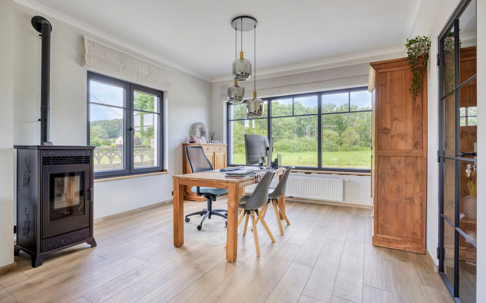 Ruime woning met loods van 140 m&sup2; in Rillaar &ndash; ideaal voor zelfstandigen
Op zoek naar een eigendom waar wonen en werken perfect gecombineerd worden?&nbsp;
Deze recent gerenoveerde woning met verzorgde loods in Rillaar biedt ruimte, comfort en tal van mogel