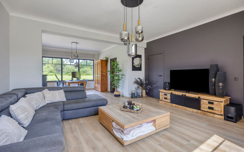 Ruime woning met loods van 140 m&sup2; in Rillaar &ndash; ideaal voor zelfstandigen
Op zoek naar een eigendom waar wonen en werken perfect gecombineerd worden?&nbsp;
Deze recent gerenoveerde woning met verzorgde loods in Rillaar biedt ruimte, comfort en tal van mogel