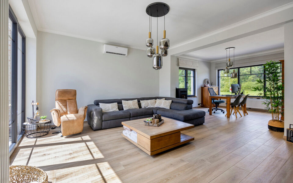 Ruime woning met loods van 140 m&sup2; in Rillaar &ndash; ideaal voor zelfstandigen
Op zoek naar een eigendom waar wonen en werken perfect gecombineerd worden?&nbsp;
Deze recent gerenoveerde woning met verzorgde loods in Rillaar biedt ruimte, comfort en tal van mogel
