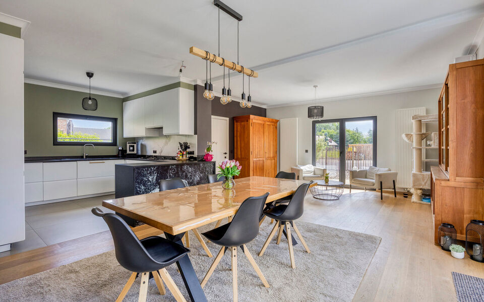 Ruime woning met loods van 140 m&sup2; in Rillaar &ndash; ideaal voor zelfstandigen
Op zoek naar een eigendom waar wonen en werken perfect gecombineerd worden?&nbsp;
Deze recent gerenoveerde woning met verzorgde loods in Rillaar biedt ruimte, comfort en tal van mogel