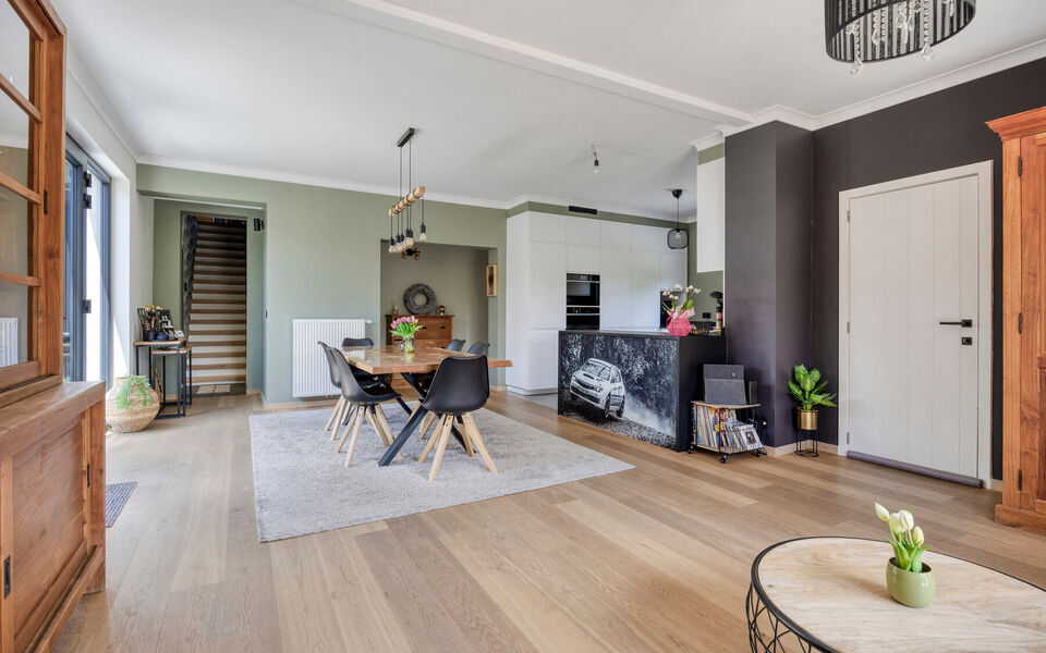 Ruime woning met loods van 140 m&sup2; in Rillaar &ndash; ideaal voor zelfstandigen
Op zoek naar een eigendom waar wonen en werken perfect gecombineerd worden?&nbsp;
Deze recent gerenoveerde woning met verzorgde loods in Rillaar biedt ruimte, comfort en tal van mogel