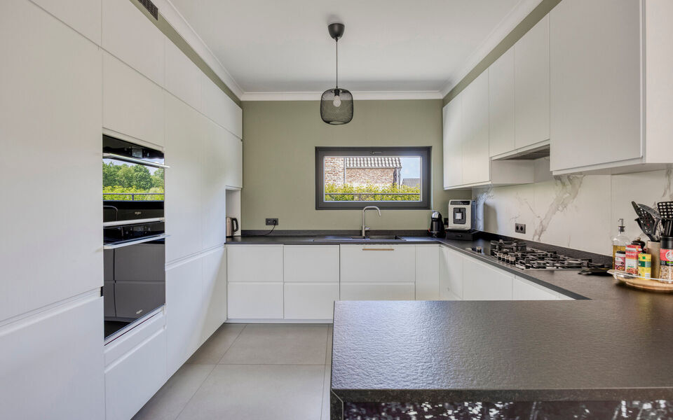 Ruime woning met loods van 140 m&sup2; in Rillaar &ndash; ideaal voor zelfstandigen
Op zoek naar een eigendom waar wonen en werken perfect gecombineerd worden?&nbsp;
Deze recent gerenoveerde woning met verzorgde loods in Rillaar biedt ruimte, comfort en tal van mogel