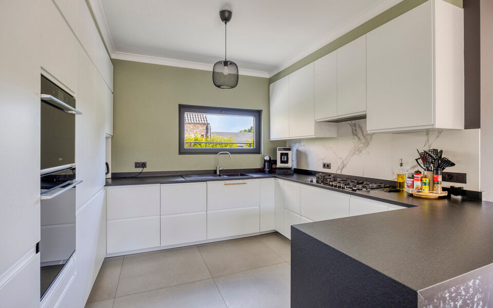 Ruime woning met loods van 140 m&sup2; in Rillaar &ndash; ideaal voor zelfstandigen
Op zoek naar een eigendom waar wonen en werken perfect gecombineerd worden?&nbsp;
Deze recent gerenoveerde woning met verzorgde loods in Rillaar biedt ruimte, comfort en tal van mogel