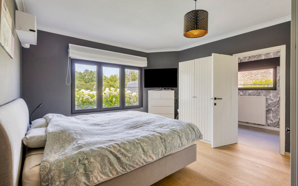 Ruime woning met loods van 140 m&sup2; in Rillaar &ndash; ideaal voor zelfstandigen
Op zoek naar een eigendom waar wonen en werken perfect gecombineerd worden?&nbsp;
Deze recent gerenoveerde woning met verzorgde loods in Rillaar biedt ruimte, comfort en tal van mogel