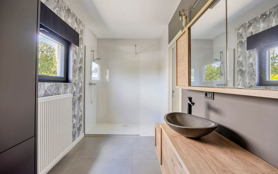 Ruime woning met loods van 140 m&sup2; in Rillaar &ndash; ideaal voor zelfstandigen
Op zoek naar een eigendom waar wonen en werken perfect gecombineerd worden?&nbsp;
Deze recent gerenoveerde woning met verzorgde loods in Rillaar biedt ruimte, comfort en tal van mogel