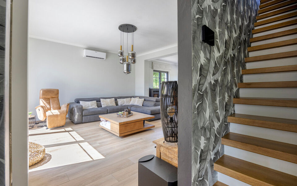 Ruime woning met loods van 140 m&sup2; in Rillaar &ndash; ideaal voor zelfstandigen
Op zoek naar een eigendom waar wonen en werken perfect gecombineerd worden?&nbsp;
Deze recent gerenoveerde woning met verzorgde loods in Rillaar biedt ruimte, comfort en tal van mogel