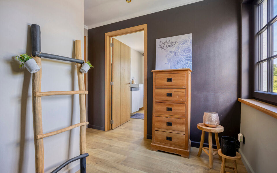 Ruime woning met loods van 140 m&sup2; in Rillaar &ndash; ideaal voor zelfstandigen
Op zoek naar een eigendom waar wonen en werken perfect gecombineerd worden?&nbsp;
Deze recent gerenoveerde woning met verzorgde loods in Rillaar biedt ruimte, comfort en tal van mogel