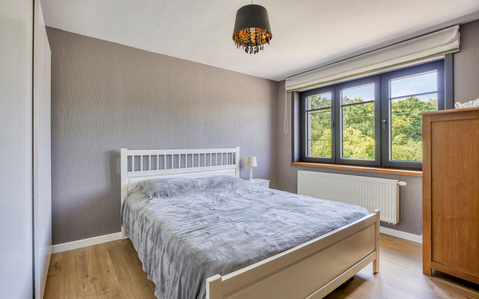 Ruime woning met loods van 140 m&sup2; in Rillaar &ndash; ideaal voor zelfstandigen
Op zoek naar een eigendom waar wonen en werken perfect gecombineerd worden?&nbsp;
Deze recent gerenoveerde woning met verzorgde loods in Rillaar biedt ruimte, comfort en tal van mogel