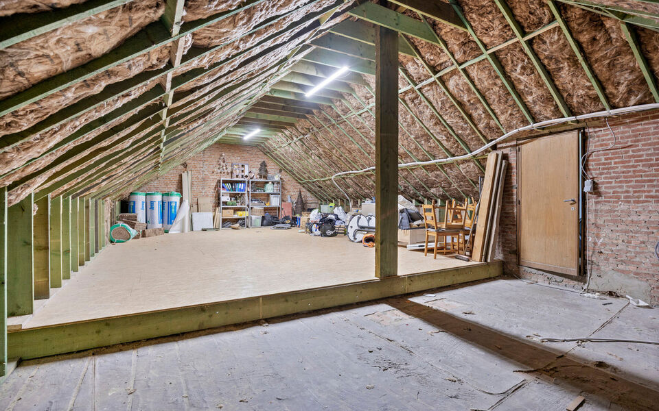 Ruime woning met loods van 140 m&sup2; in Rillaar &ndash; ideaal voor zelfstandigen
Op zoek naar een eigendom waar wonen en werken perfect gecombineerd worden?&nbsp;
Deze recent gerenoveerde woning met verzorgde loods in Rillaar biedt ruimte, comfort en tal van mogel