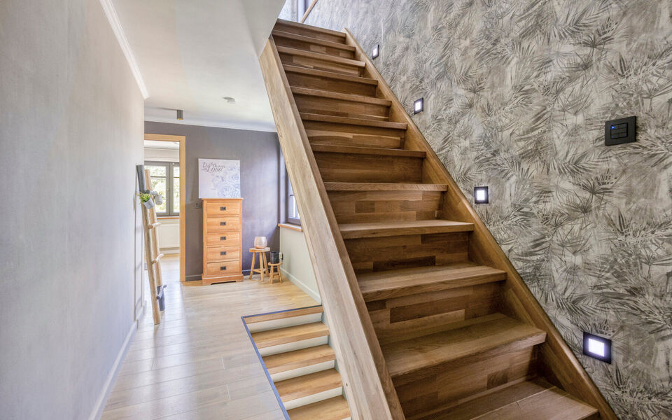 Ruime woning met loods van 140 m&sup2; in Rillaar &ndash; ideaal voor zelfstandigen
Op zoek naar een eigendom waar wonen en werken perfect gecombineerd worden?&nbsp;
Deze recent gerenoveerde woning met verzorgde loods in Rillaar biedt ruimte, comfort en tal van mogel
