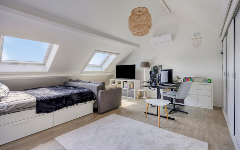 Ruime woning met loods van 140 m&sup2; in Rillaar &ndash; ideaal voor zelfstandigen
Op zoek naar een eigendom waar wonen en werken perfect gecombineerd worden?&nbsp;
Deze recent gerenoveerde woning met verzorgde loods in Rillaar biedt ruimte, comfort en tal van mogel