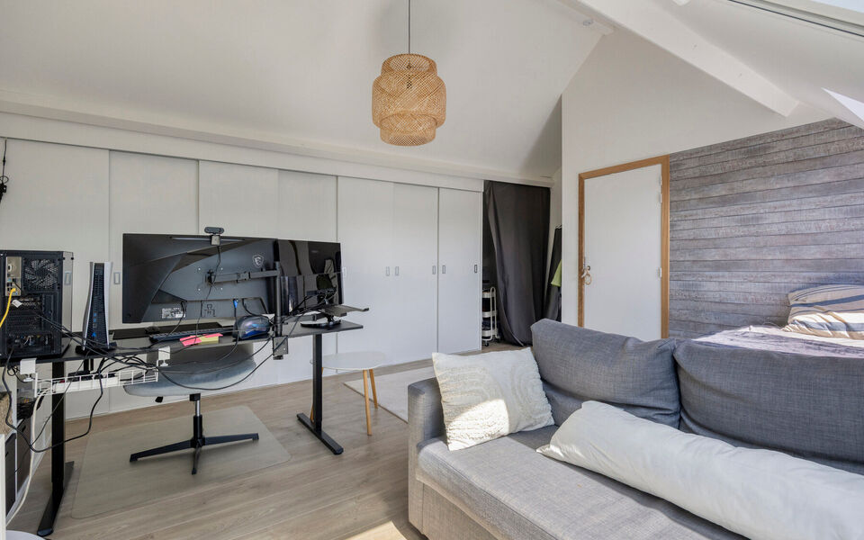 Ruime woning met loods van 140 m&sup2; in Rillaar &ndash; ideaal voor zelfstandigen
Op zoek naar een eigendom waar wonen en werken perfect gecombineerd worden?&nbsp;
Deze recent gerenoveerde woning met verzorgde loods in Rillaar biedt ruimte, comfort en tal van mogel