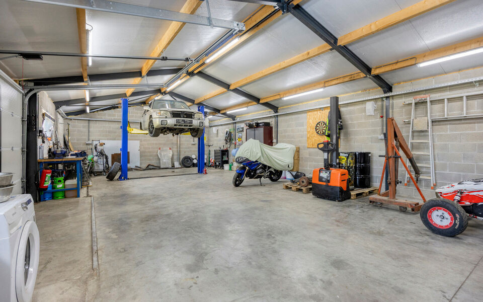 Ruime woning met loods van 140 m&sup2; in Rillaar &ndash; ideaal voor zelfstandigen
Op zoek naar een eigendom waar wonen en werken perfect gecombineerd worden?&nbsp;
Deze recent gerenoveerde woning met verzorgde loods in Rillaar biedt ruimte, comfort en tal van mogel