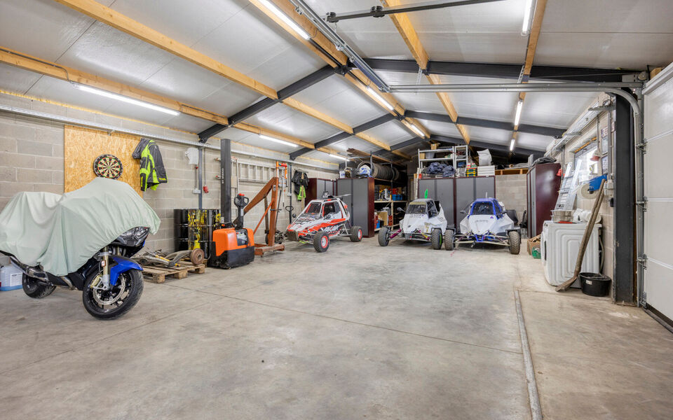 Ruime woning met loods van 140 m&sup2; in Rillaar &ndash; ideaal voor zelfstandigen
Op zoek naar een eigendom waar wonen en werken perfect gecombineerd worden?&nbsp;
Deze recent gerenoveerde woning met verzorgde loods in Rillaar biedt ruimte, comfort en tal van mogel